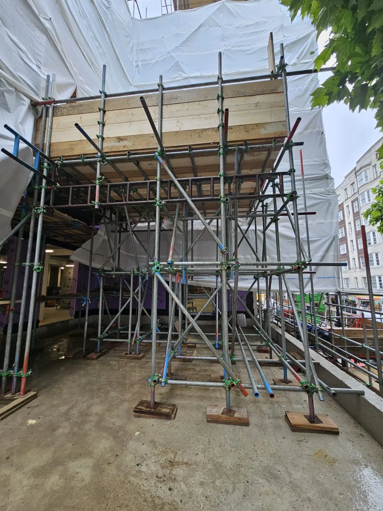 Loading-bay-with-build-in-accses-to-building-rotated